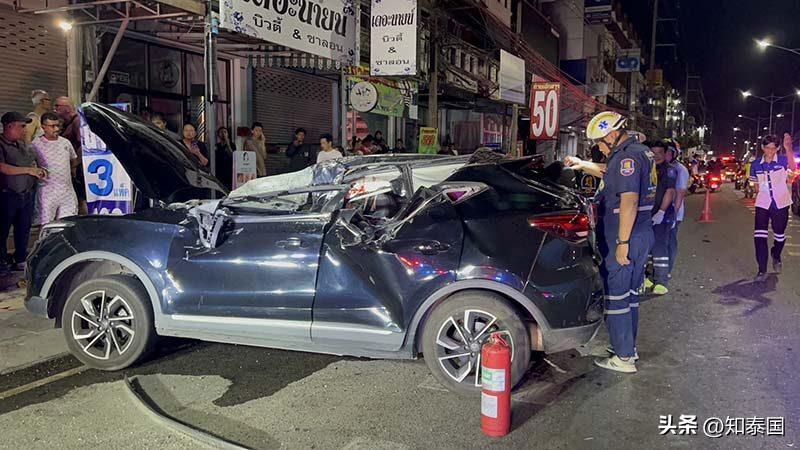 面包车与豪车相撞_面包车相撞六人死亡_面包车撞豪车保险怎么赔