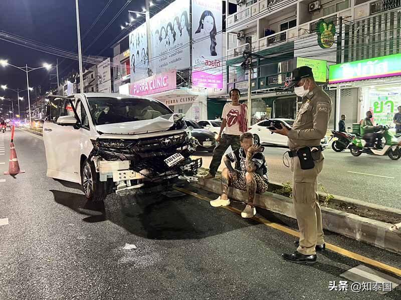 面包车撞豪车保险怎么赔_面包车相撞六人死亡_面包车与豪车相撞