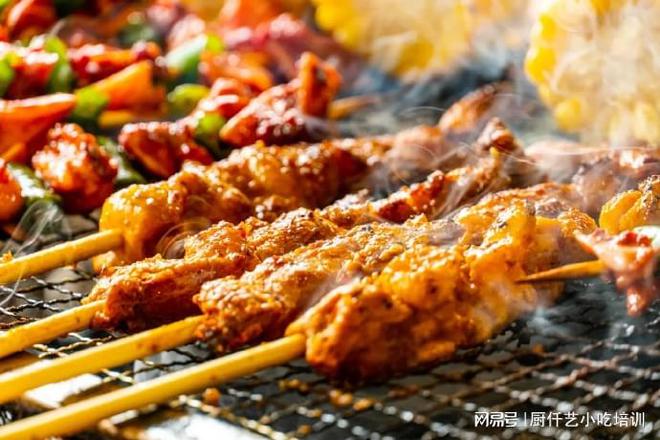 现在夜市最火的小吃都啥?教你掌握热门美味!(图1) 果子煎饼视频_果子煎饼的做法_美味食客煎饼果子