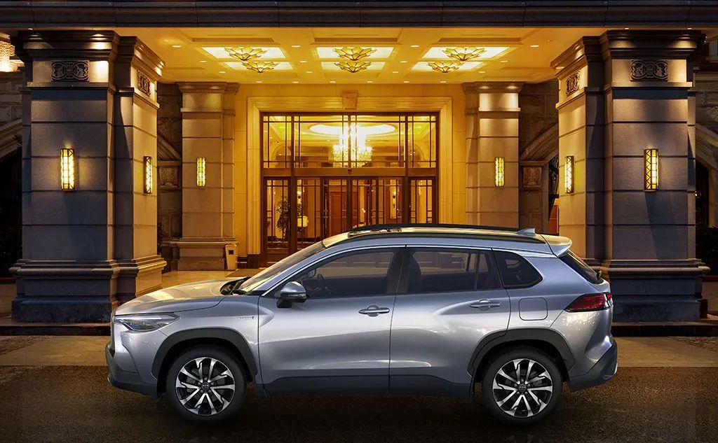 尾灯长的车_尾灯是椭圆的车_后尾灯又扁又长suv是什么车