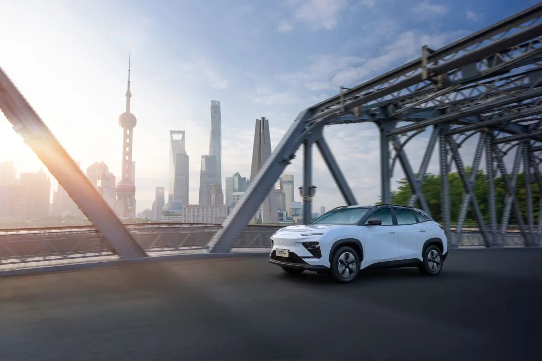 后尾灯又扁又长suv是什么车_尾灯是椭圆形的轿车_尾灯两个扁长方形