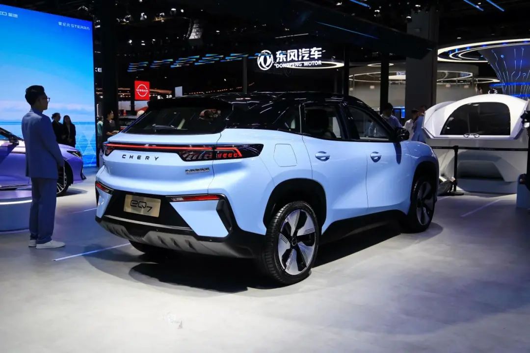 尾灯两个扁长方形_后尾灯又扁又长suv是什么车_尾灯是椭圆形的轿车