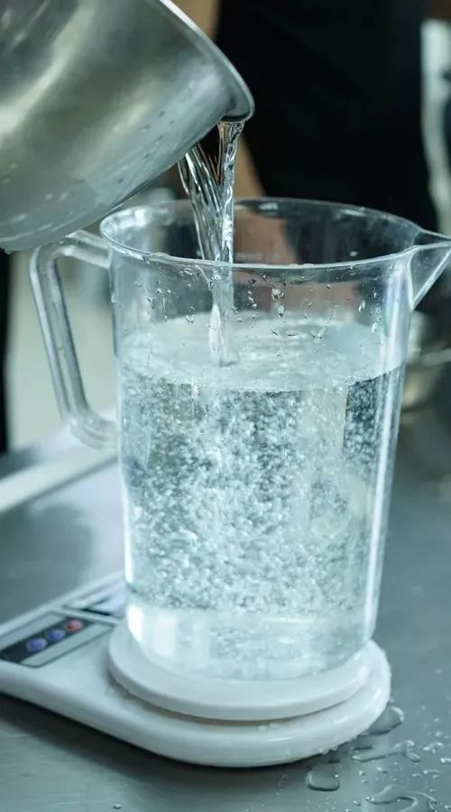 披萨饼底发酵过了会怎么办_披萨饼发酵时间过长_披萨饼发酵回缩