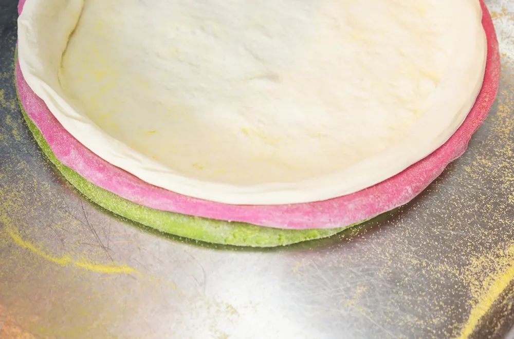 披萨饼底发酵过了会怎么办_披萨饼发酵时间过长_披萨饼发酵回缩