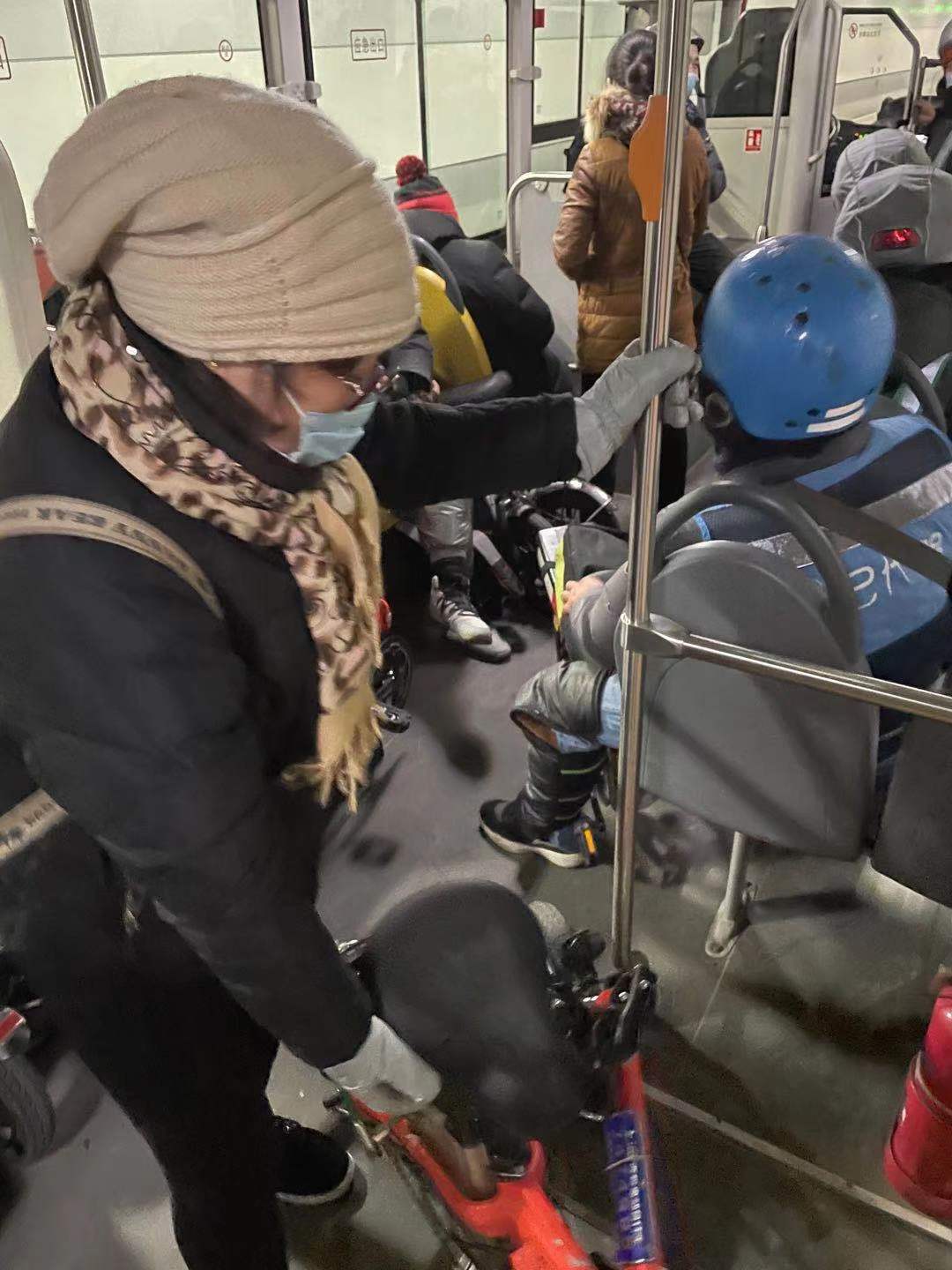 2020年最后的夜晚,上海夜宵公交上的B面人生(图3) 隧道夜宵车时刻表_隧道夜宵三线线路图_隧道夜宵车