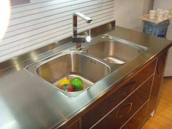 衣柜三聚氰胺板怎么样_三聚氰胺饰面板型橱柜_三聚氰胺橱柜门