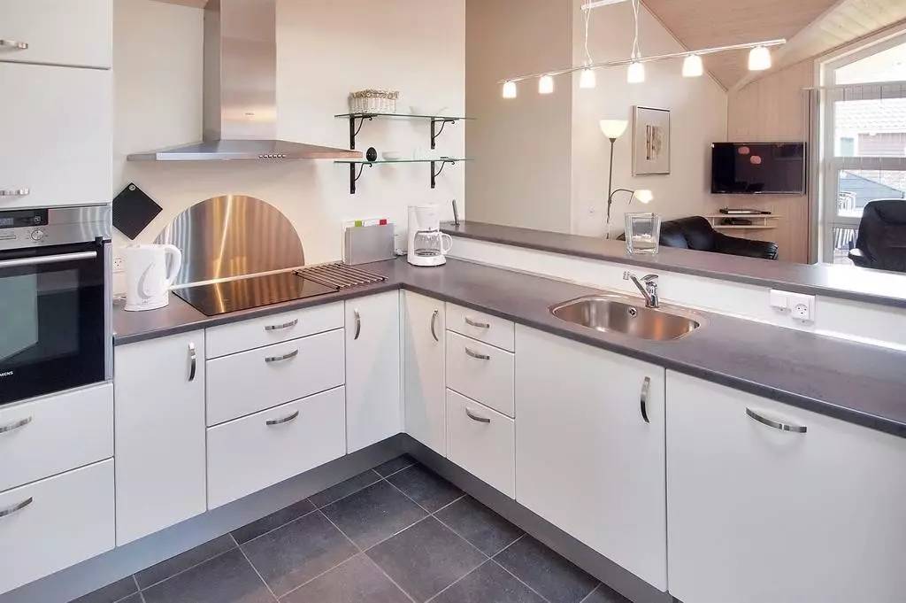 衣柜三聚氰胺板怎么样_三聚氰胺饰面板型橱柜_三聚氰胺橱柜门