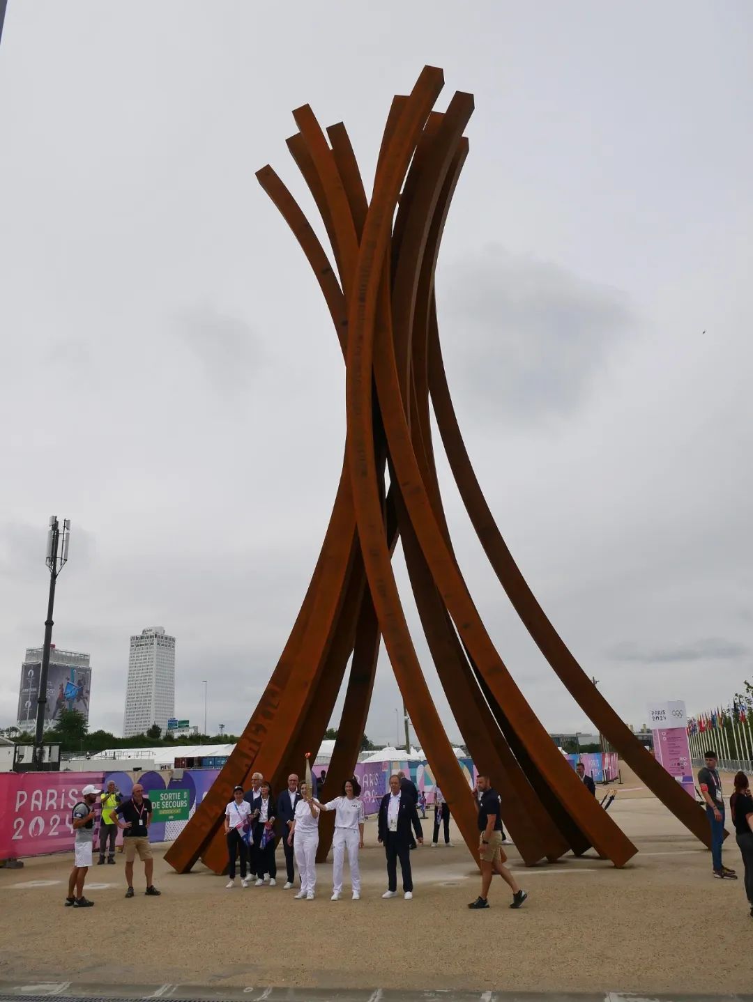 1925年巴黎装饰艺术展海报图片_巴黎海报手绘_巴黎时装海报