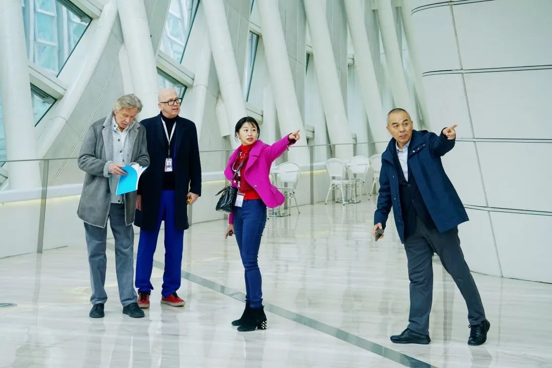 巴黎海报手绘_巴黎时装海报_1925年巴黎装饰艺术展海报图片