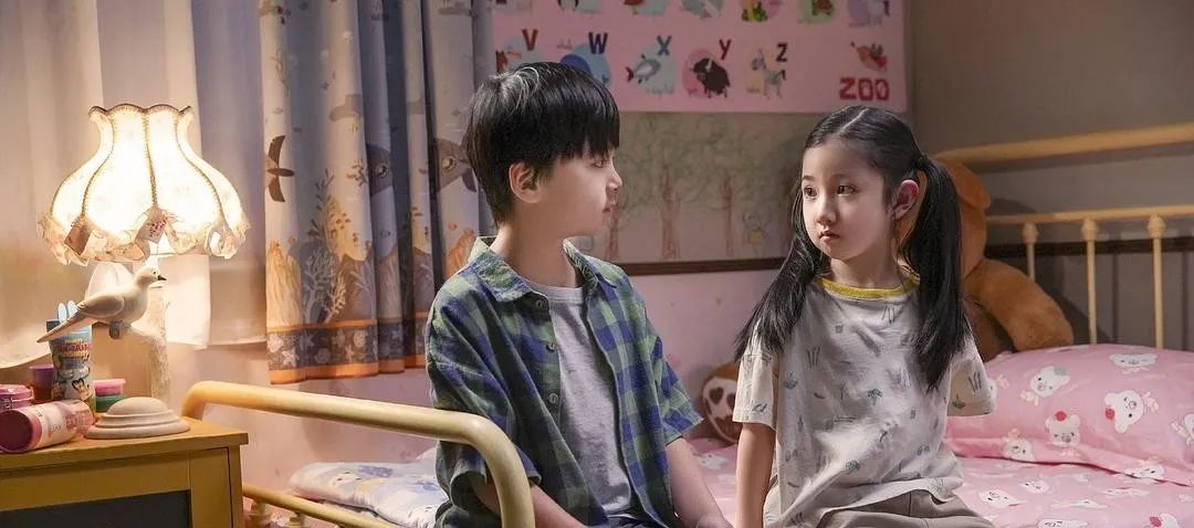 没有自己房间的女孩，在家中流浪