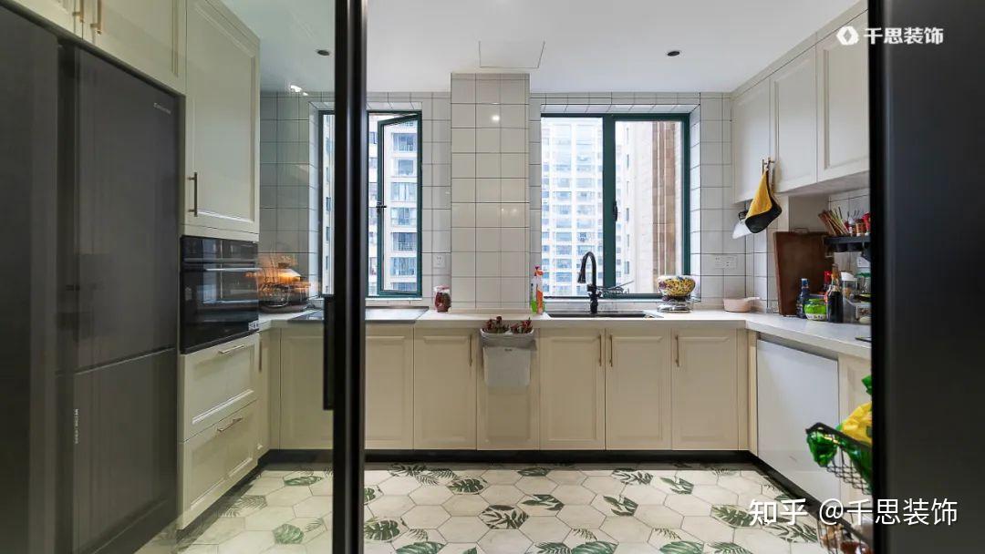 黑色装修风格效果图_装修效果图黑色系_装修风格黑色系