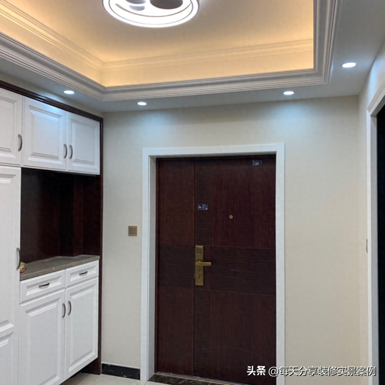 新房装修完工，柜子异味很重，还没有家具先晾着通风，分享一下