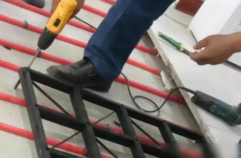 新房装修请的师傅好厉害,不用水泥贴瓷砖,用骨架说也照样结实(图2) 新房装修好用什么除甲醛最好_新房装修好的_新房装修好可以一直开窗通风吗