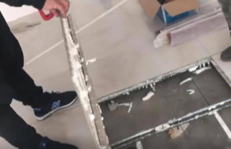 新房装修请的师傅好厉害,不用水泥贴瓷砖,用骨架说也照样结实(图5) 新房装修好用什么除甲醛最好_新房装修好的_新房装修好可以一直开窗通风吗