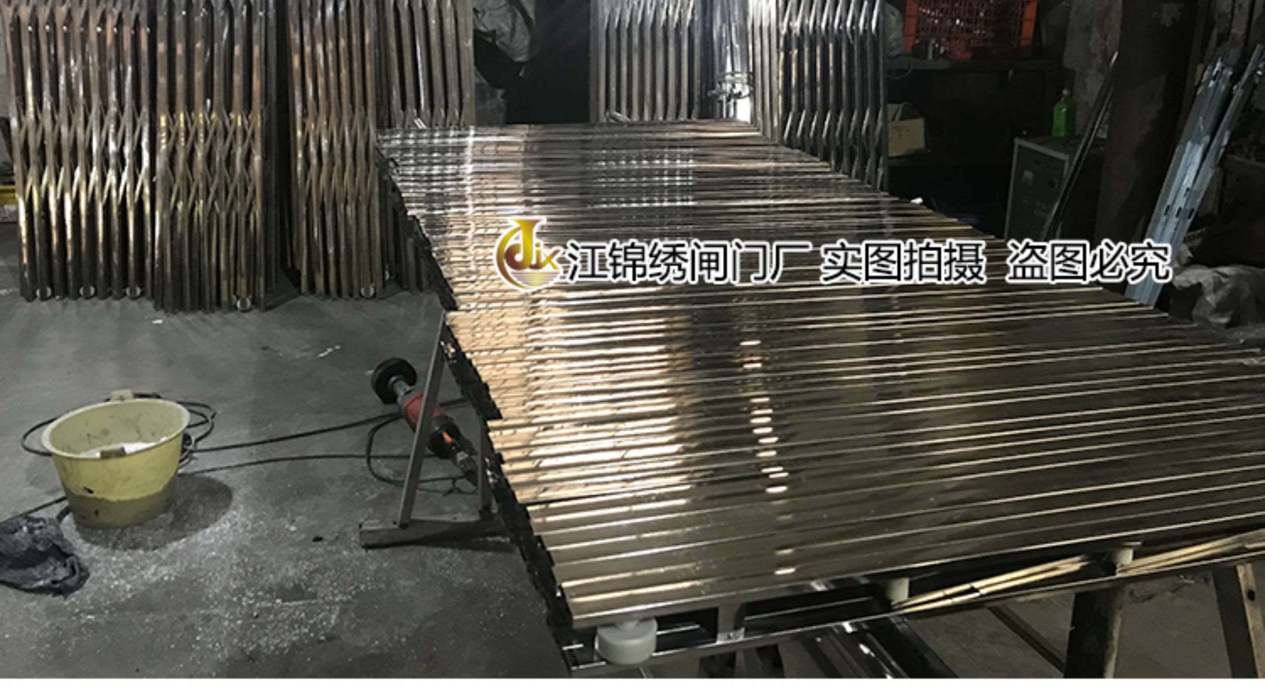 304不锈钢拉闸门通风铁闸门格栅门防盗折叠推拉门阳台伸缩门家用(图27)