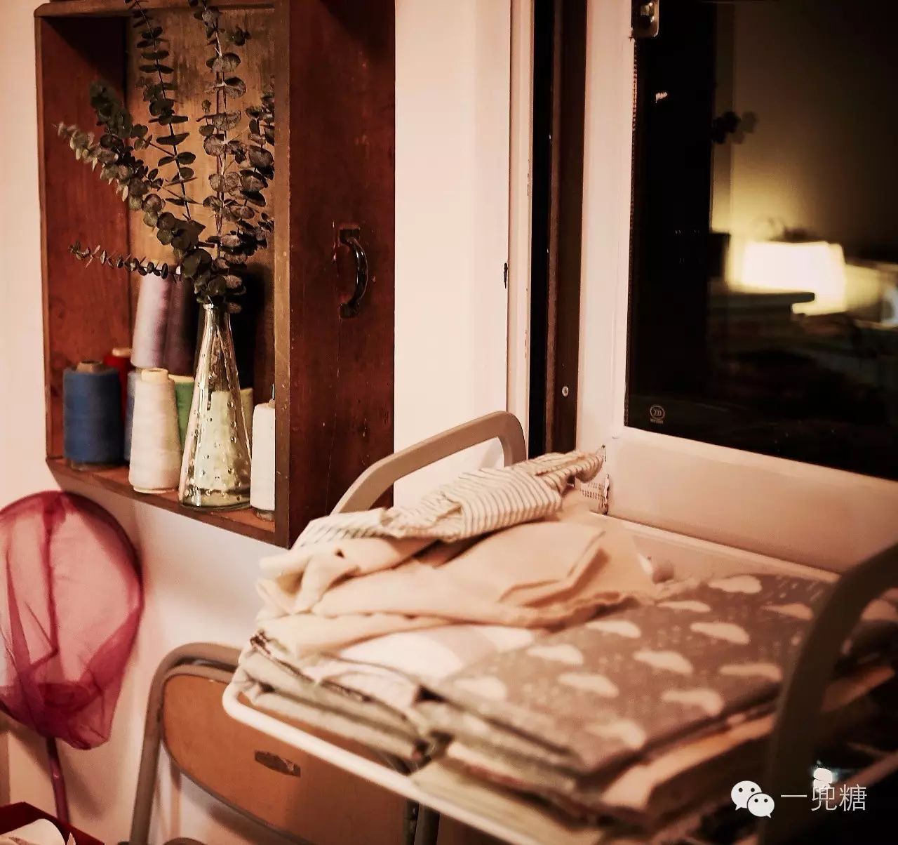 万万没想到,没有阳台竟然还可以这样花样百出地晾衣服(图11) 阳台晒太阳_阳台上可以放浴缸吗_在阳台上能晒日光浴吗