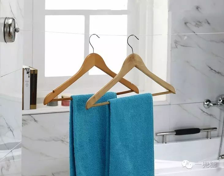 万万没想到,没有阳台竟然还可以这样花样百出地晾衣服(图14) 阳台晒太阳_阳台上可以放浴缸吗_在阳台上能晒日光浴吗