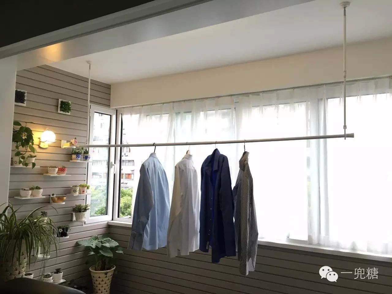 万万没想到,没有阳台竟然还可以这样花样百出地晾衣服(图16) 在阳台上能晒日光浴吗_阳台上可以放浴缸吗_阳台晒太阳