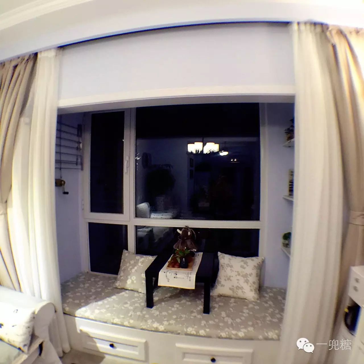 万万没想到,没有阳台竟然还可以这样花样百出地晾衣服(图17) 阳台上可以放浴缸吗_在阳台上能晒日光浴吗_阳台晒太阳