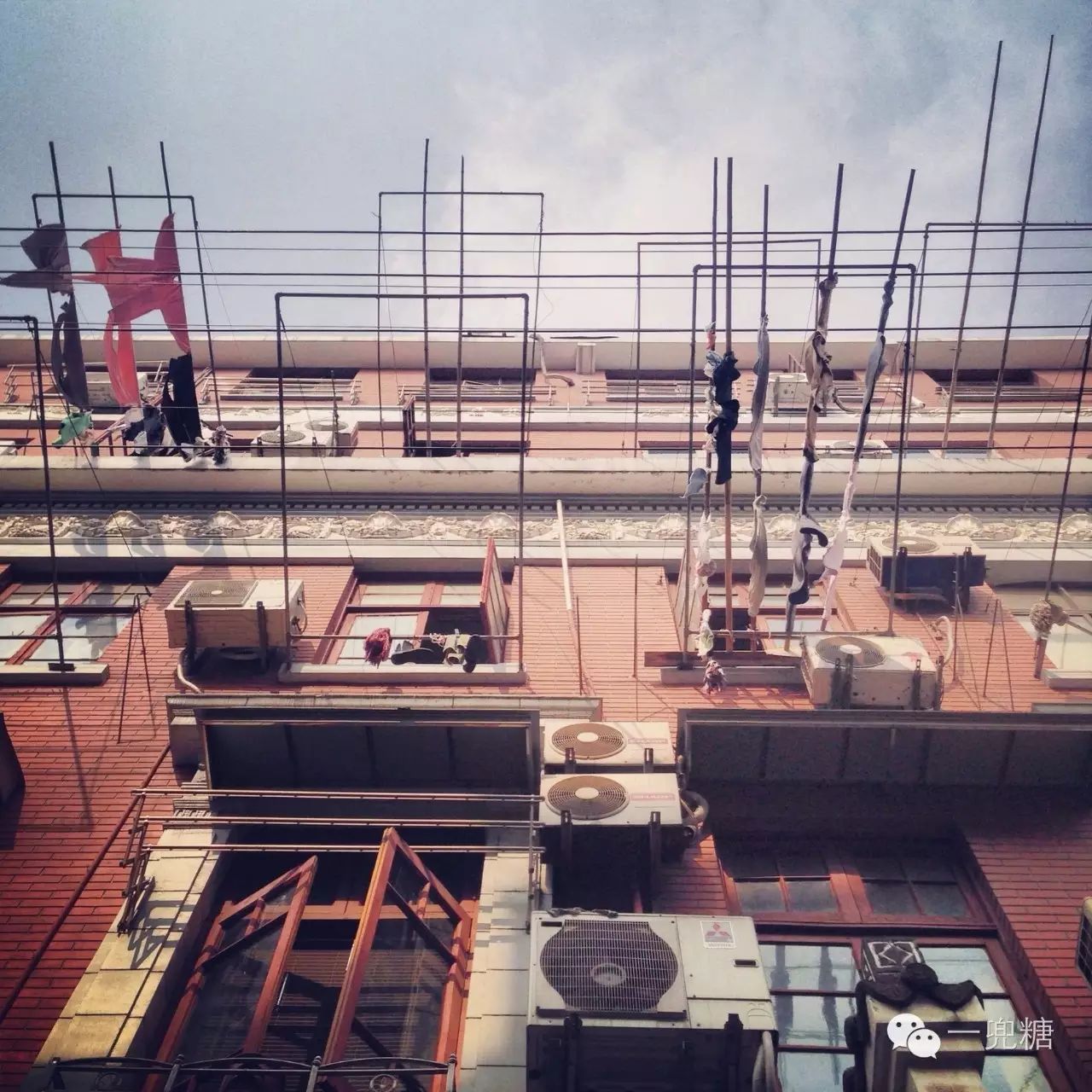 万万没想到,没有阳台竟然还可以这样花样百出地晾衣服(图3) 阳台上可以放浴缸吗_阳台晒太阳_在阳台上能晒日光浴吗