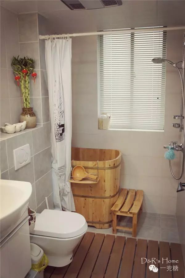 万万没想到,没有阳台竟然还可以这样花样百出地晾衣服(图21) 阳台晒太阳_阳台上可以放浴缸吗_在阳台上能晒日光浴吗