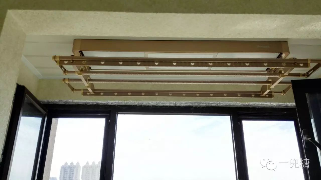 万万没想到,没有阳台竟然还可以这样花样百出地晾衣服(图22) 阳台上可以放浴缸吗_在阳台上能晒日光浴吗_阳台晒太阳