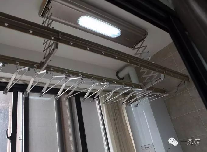 万万没想到,没有阳台竟然还可以这样花样百出地晾衣服(图23) 阳台上可以放浴缸吗_在阳台上能晒日光浴吗_阳台晒太阳