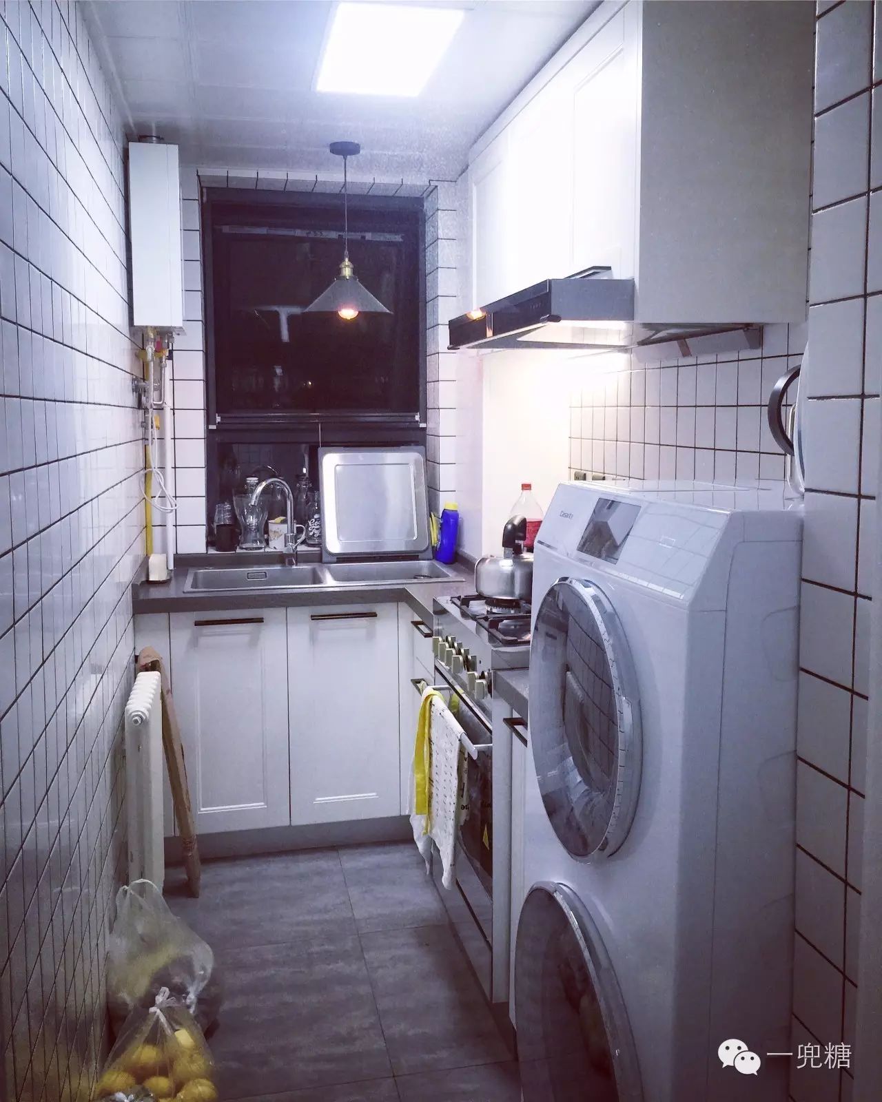 万万没想到,没有阳台竟然还可以这样花样百出地晾衣服(图24) 在阳台上能晒日光浴吗_阳台上可以放浴缸吗_阳台晒太阳