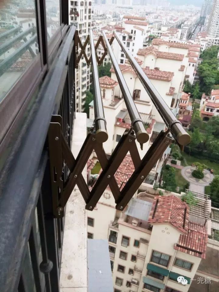 万万没想到,没有阳台竟然还可以这样花样百出地晾衣服(图5) 阳台晒太阳_在阳台上能晒日光浴吗_阳台上可以放浴缸吗