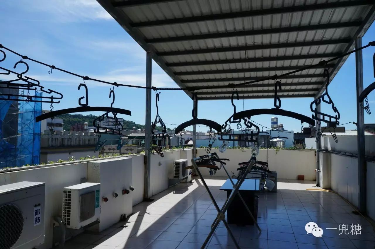 万万没想到,没有阳台竟然还可以这样花样百出地晾衣服(图6) 在阳台上能晒日光浴吗_阳台晒太阳_阳台上可以放浴缸吗