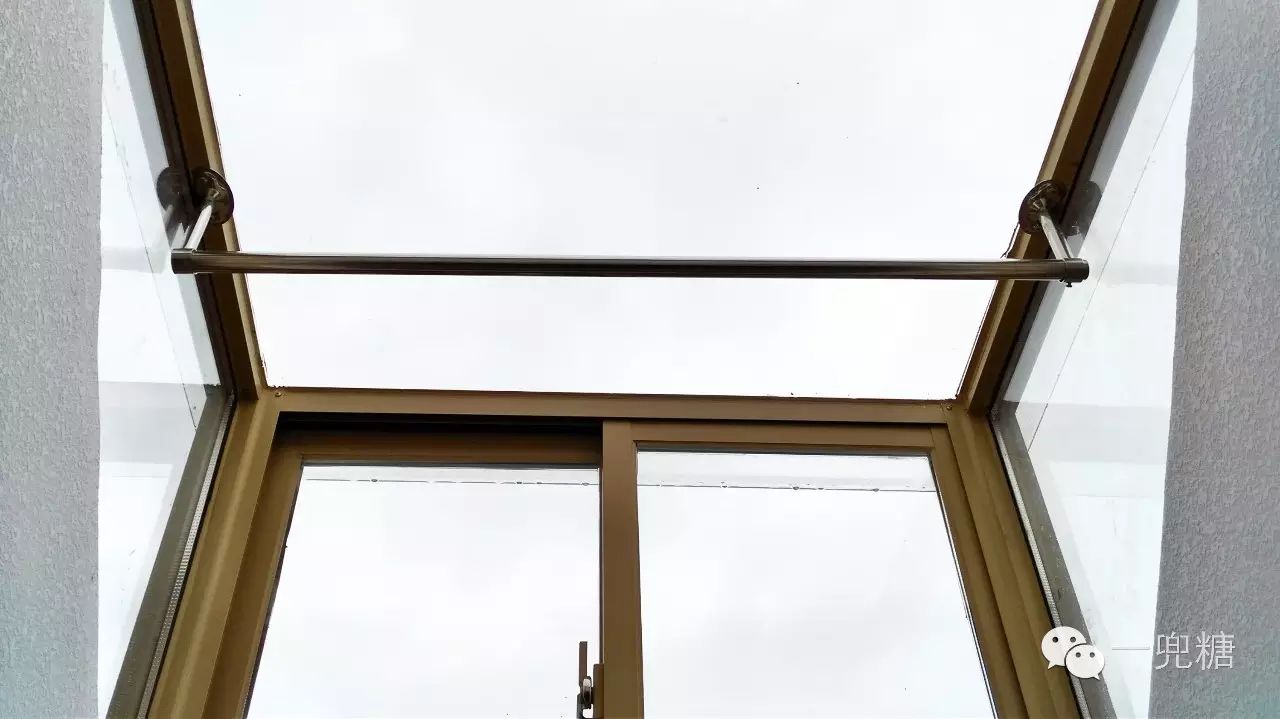 万万没想到,没有阳台竟然还可以这样花样百出地晾衣服(图7) 阳台晒太阳_在阳台上能晒日光浴吗_阳台上可以放浴缸吗