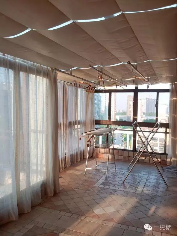 万万没想到,没有阳台竟然还可以这样花样百出地晾衣服(图9) 阳台晒太阳_阳台上可以放浴缸吗_在阳台上能晒日光浴吗