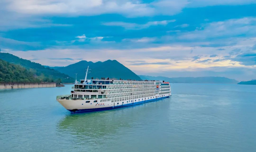 坐游轮,选内舱/海景/阳台/还是套房?啥,最便宜的内舱性价比不是很高?(图2) 阳台上晒太阳有用吗_在阳台上能晒日光浴吗_阳台上可以放浴缸吗