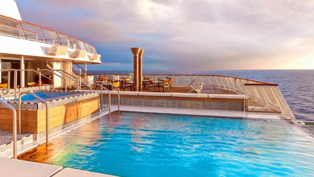 坐游轮,选内舱/海景/阳台/还是套房?啥,最便宜的内舱性价比不是很高?(图11) 阳台上晒太阳有用吗_阳台上可以放浴缸吗_在阳台上能晒日光浴吗