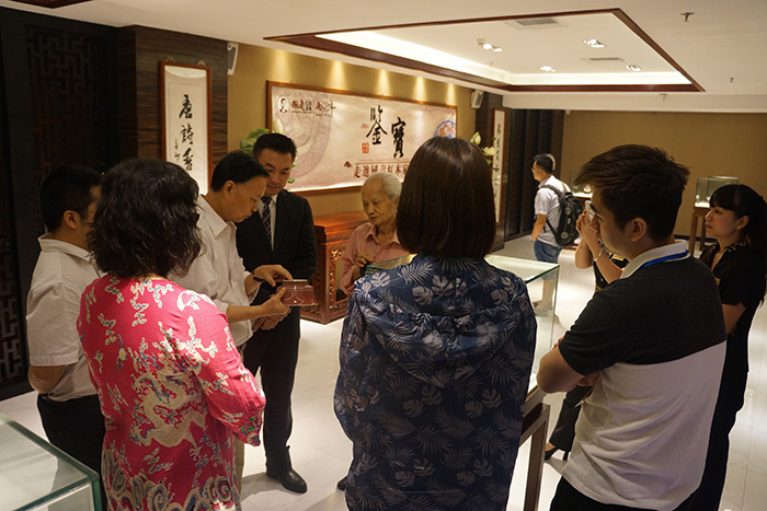 鉴宝•走进国寿红木家具暨莞城旗舰店开业两周年店庆活动圆满结束(图16) 红木家具祥云沙发系列_红木祥云沙发图片_国寿红木祥云家具官网