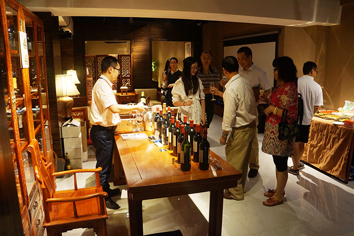 鉴宝•走进国寿红木家具暨莞城旗舰店开业两周年店庆活动圆满结束(图18) 国寿红木祥云家具官网_红木家具祥云沙发系列_红木祥云沙发图片