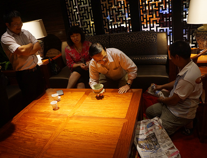 鉴宝•走进国寿红木家具暨莞城旗舰店开业两周年店庆活动圆满结束(图5) 红木祥云沙发图片_国寿红木祥云家具官网_红木家具祥云沙发系列