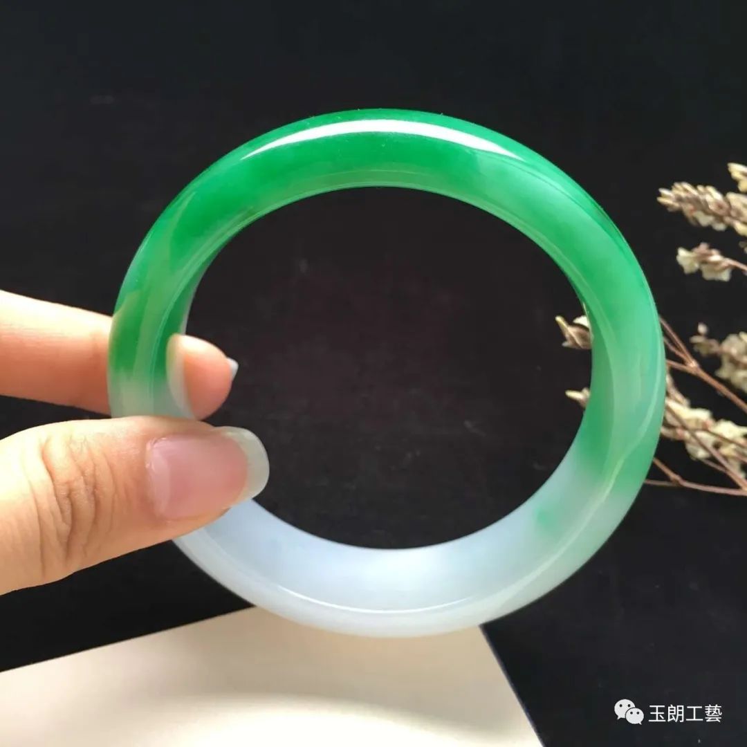 翡翠杂质手镯价值影响有哪些_翡翠手镯有杂质影响价值吗_翡翠杂质多怎么处理
