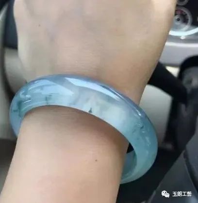 翡翠手镯有杂质影响价值吗_翡翠杂质手镯价值影响有哪些_翡翠杂质多怎么处理