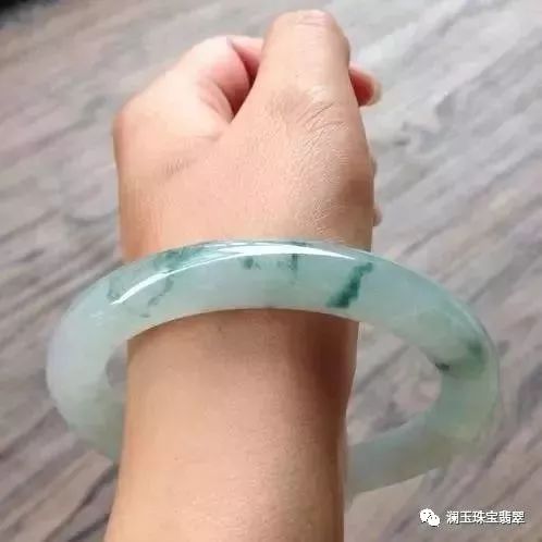 这9种翡翠手镯就不要戴了,会把老祖宗的脸丢光(图9) 翡翠杂质手镯价值影响有哪些_翡翠镯子有杂质值多少钱_翡翠手镯有杂质影响价值吗