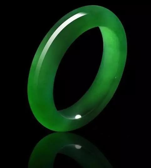 翡翠手镯这么挑才“专业”,看过的都转发了!(图1) 杂质多的翡翠伤身吗_翡翠手镯有杂质影响价值吗_翡翠手镯杂质多值钱吗