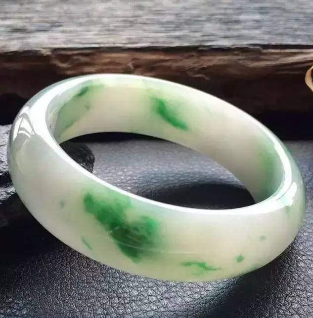 翡翠手镯这么挑才“专业”,看过的都转发了!(图5) 翡翠手镯有杂质影响价值吗_翡翠手镯杂质多值钱吗_杂质多的翡翠伤身吗