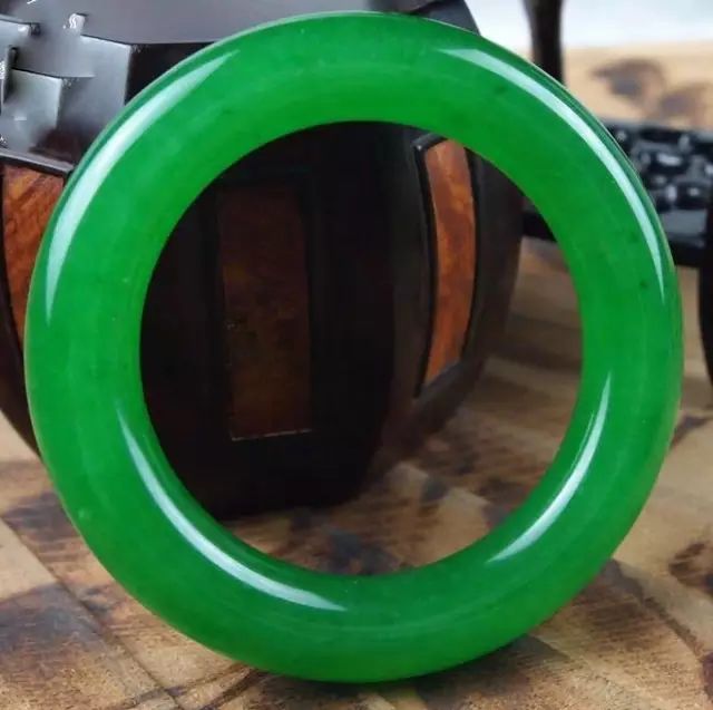 翡翠手镯这么挑才“专业”,看过的都转发了!(图8) 翡翠手镯有杂质影响价值吗_杂质多的翡翠伤身吗_翡翠手镯杂质多值钱吗