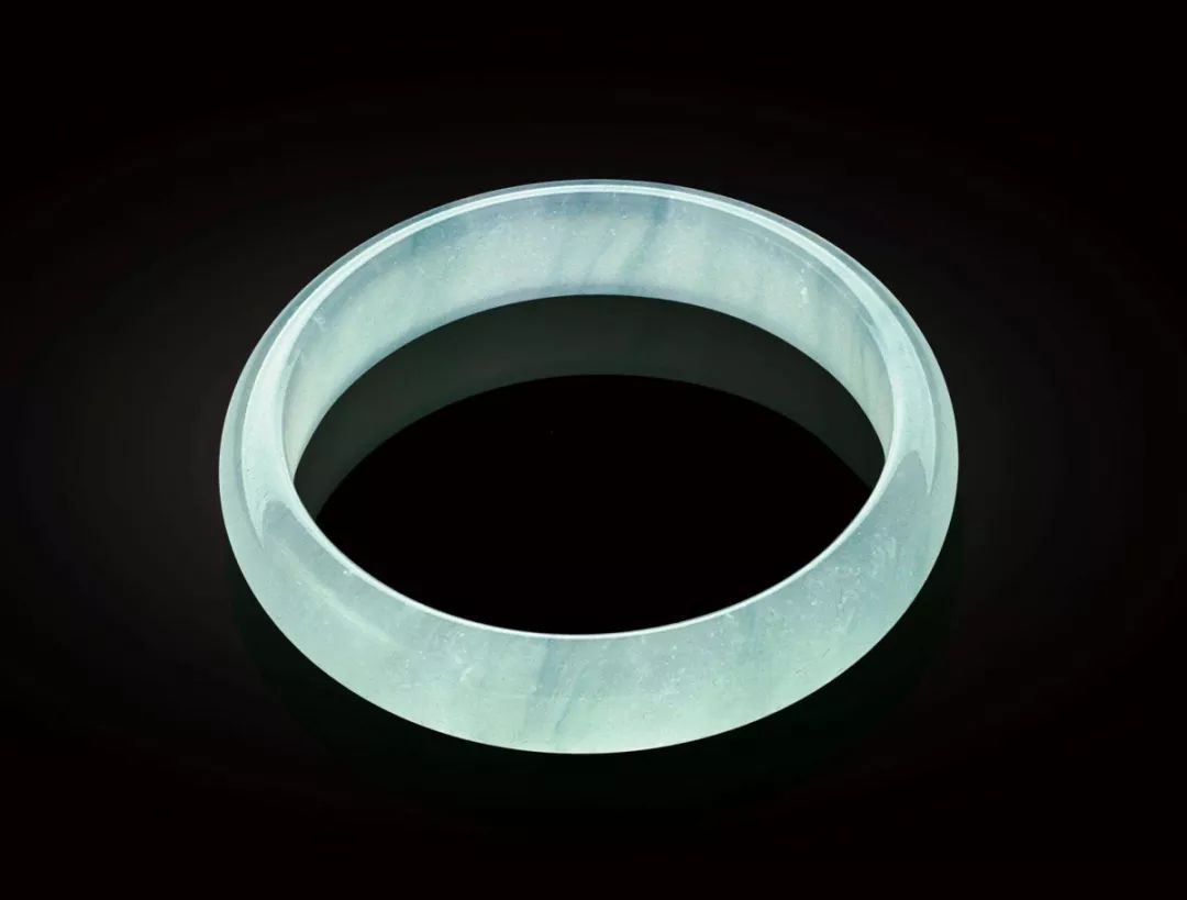 翡翠镯子杂质_翡翠杂质手镯价值影响有哪些_翡翠手镯有杂质影响价值吗