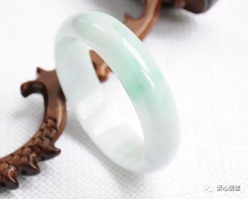 翡翠手镯有杂质影响价值吗_翡翠手镯杂质多值钱吗_杂质多的翡翠伤身吗