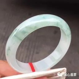 翡翠手镯有杂质影响价值吗_杂质多的翡翠伤身吗_翡翠手镯杂质多值钱吗