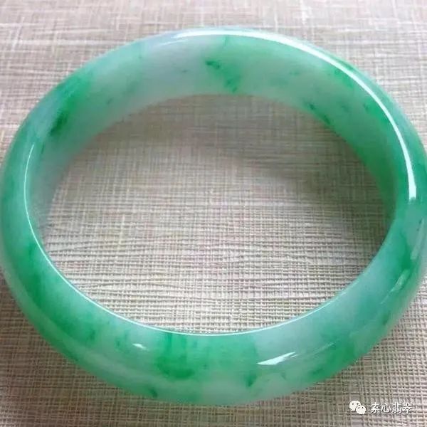 杂质多的翡翠伤身吗_翡翠手镯有杂质影响价值吗_翡翠手镯杂质多值钱吗