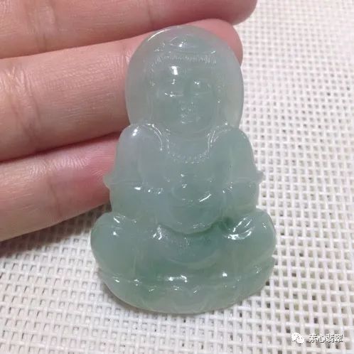 翡翠手镯杂质多值钱吗_翡翠手镯有杂质影响价值吗_杂质多的翡翠伤身吗