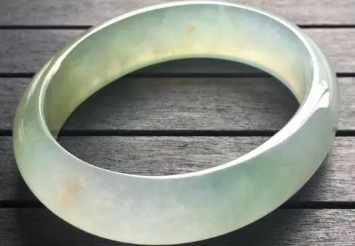 翡翠手镯杂质多值钱吗_翡翠手镯有杂质影响价值吗_杂质多的翡翠伤身吗