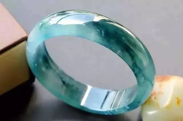 翡翠手镯有杂质影响价值吗_杂质多的翡翠伤身吗_翡翠手镯杂质多值钱吗